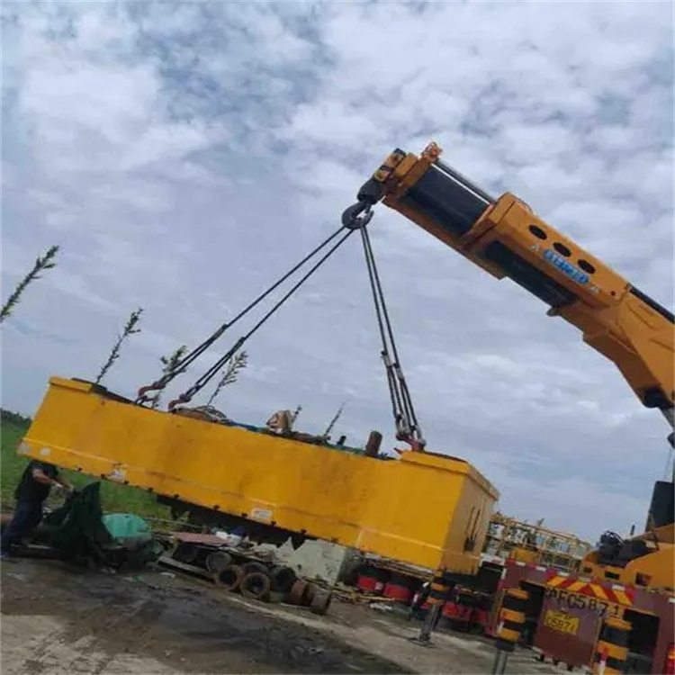 浩口原种场吊运集装箱的吊车